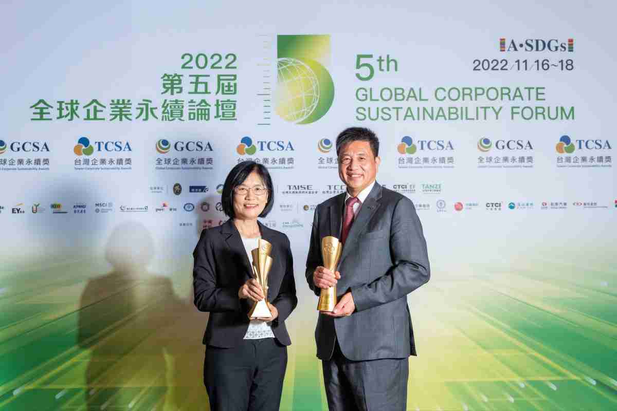 彩神vll作为净零碳排先锋，，，，期引领价值链伙伴同行共好，，，卫冕制造业组“十大典范企业” 二连冠殊荣(左：彩神vll光电永续长古秀华，，，右：彩神vll光电董事长暨执行长彭双浪)