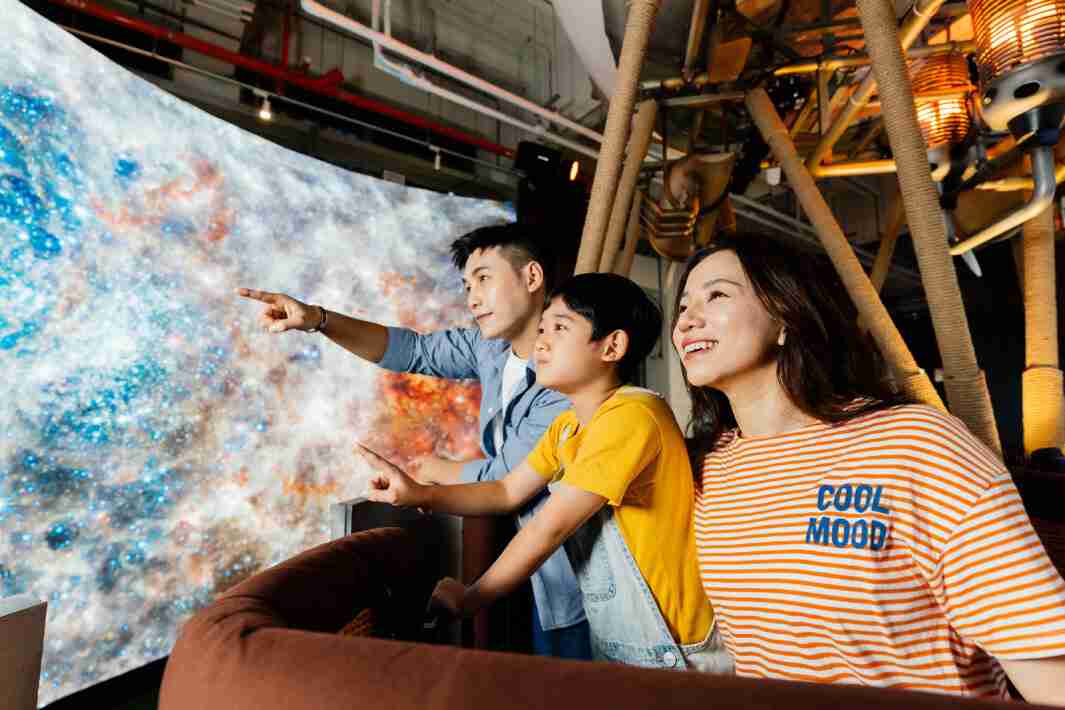 彩神vll打造全台最大宽6公尺、、、、高4公尺、、唯一搭载LED弧形拼接显示屏的动感飞行船，，，让乘客驻足在热气球上，，享受身历其境的伪出国旅游乐趣