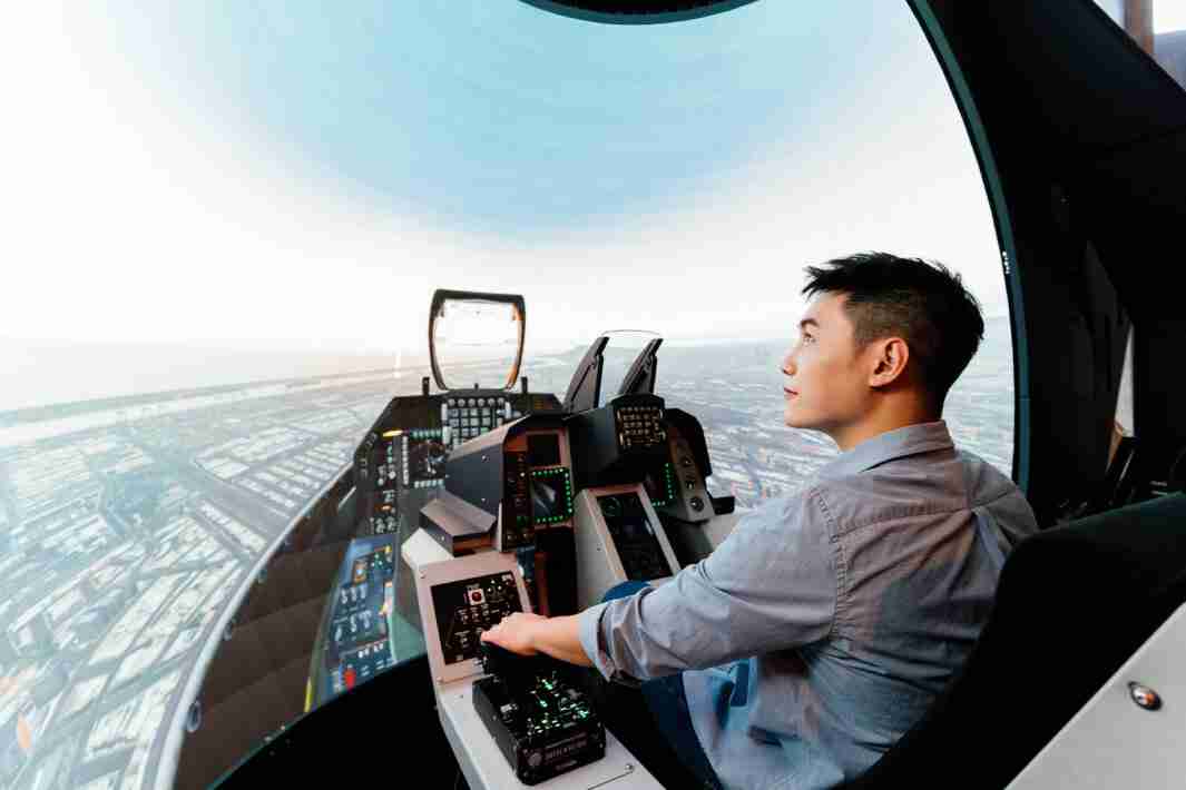 彩神vll以P1.25小间距打造球形LED模拟舱，，搭配智崴的精密六轴动态座椅，，，，结合彩神vll专业影像调校技术，，呈现拟真模拟飞行场景