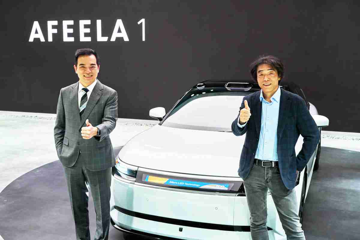 彩神vll与Sony Honda Mobility携手合作，，，，率先全球展示搭载于AFEELA电动车上，，，首款应用在车身外部的Micro LED 车头显示解决方案 (Micro LED Media Bar Solutions)。。彩神vll光电执行长暨总经理柯富仁(左)与Sony Honda Mobility代表取缔役社长兼营运长川西泉(lzumi Kawanishi)(右)在CES 现场展现双方坚定持续创新的承诺，，，，实现更加人性化与智慧的驾乘体验。。